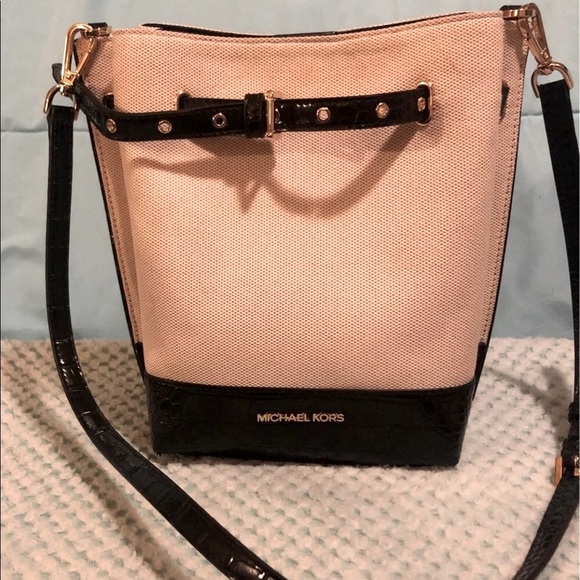 Michael Kors Bucket Bag $89 - Picture 11 of 11